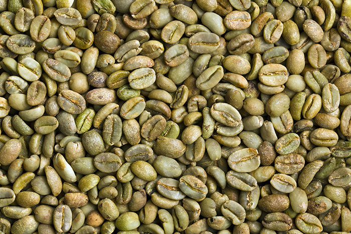 grãos de café verde espalhados um em cima do outro